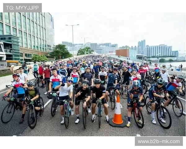 香港单车馆灯光下的轮影，河南女队团体竞速节奏如行云流水