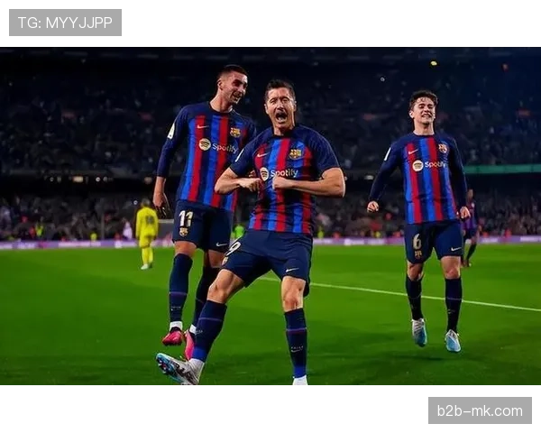 更衣室一幕:维拉蒂向巴萨年轻中场详解意甲与西甲中场防守节奏差异 更衣室一幕:维拉蒂向巴萨年轻中场详解意甲与西甲中场防守节奏差异